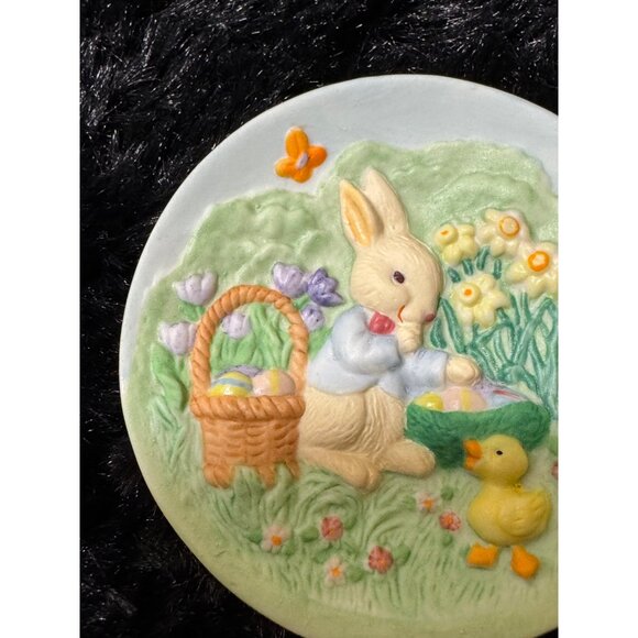 1996 Hallmark Keepsake Collectors Plate "Keeping A Secret" Hand-Painted - Picture 3 of 7